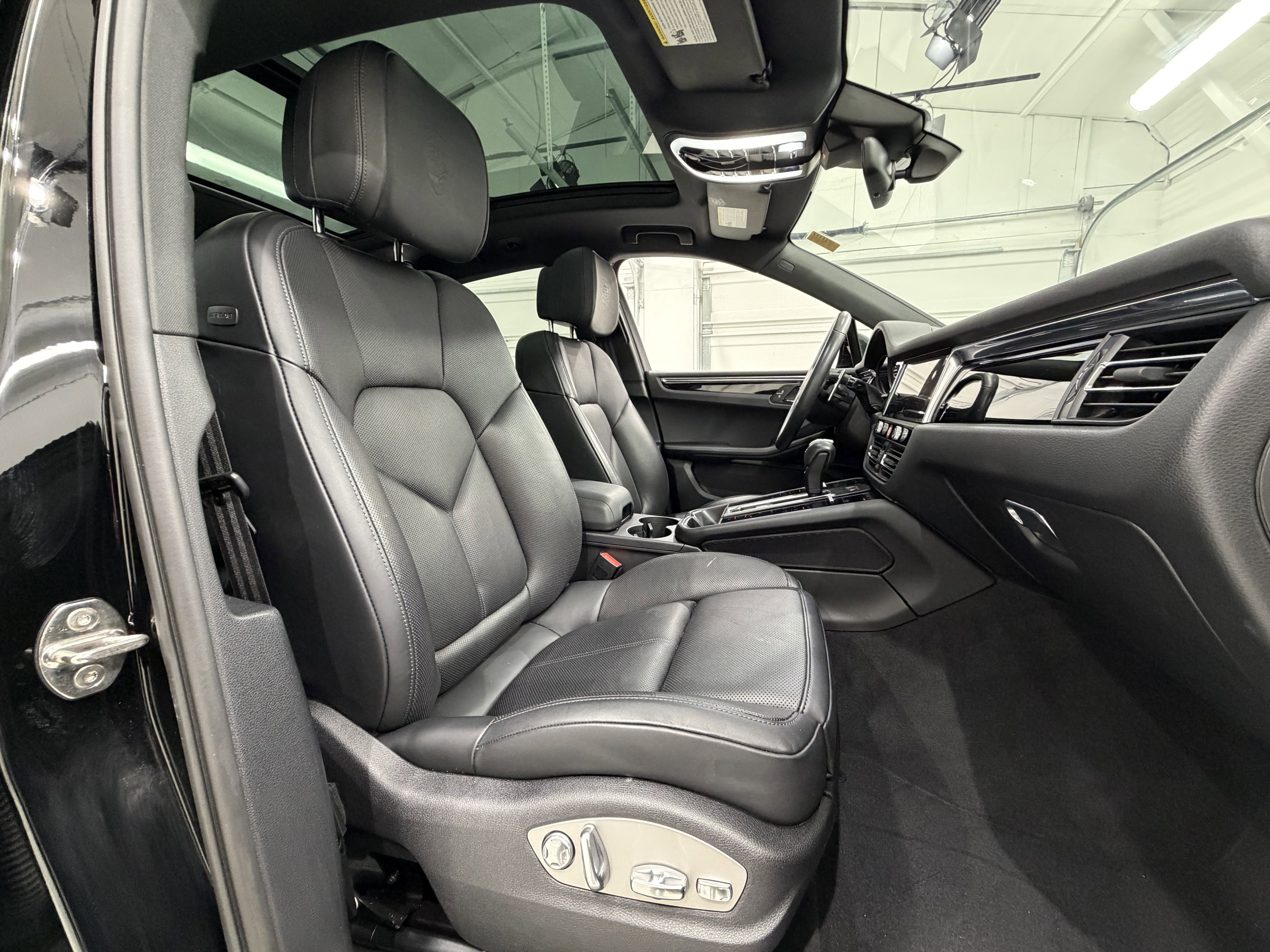 Certified 2025 Porsche Macan image 23