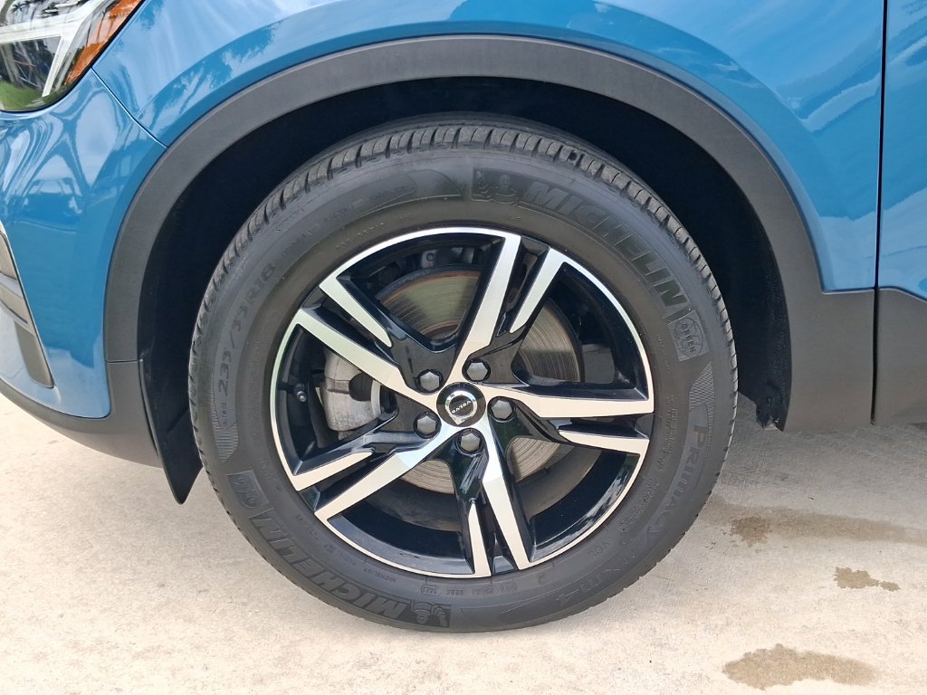 Used 2024 Volvo XC40 B5 Core AWD/4WD image 3
