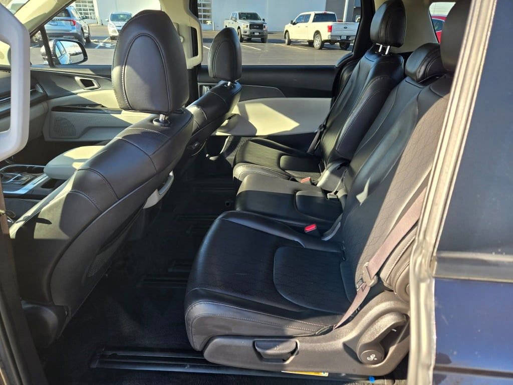 Used 2024 Kia Carnival LX image 14