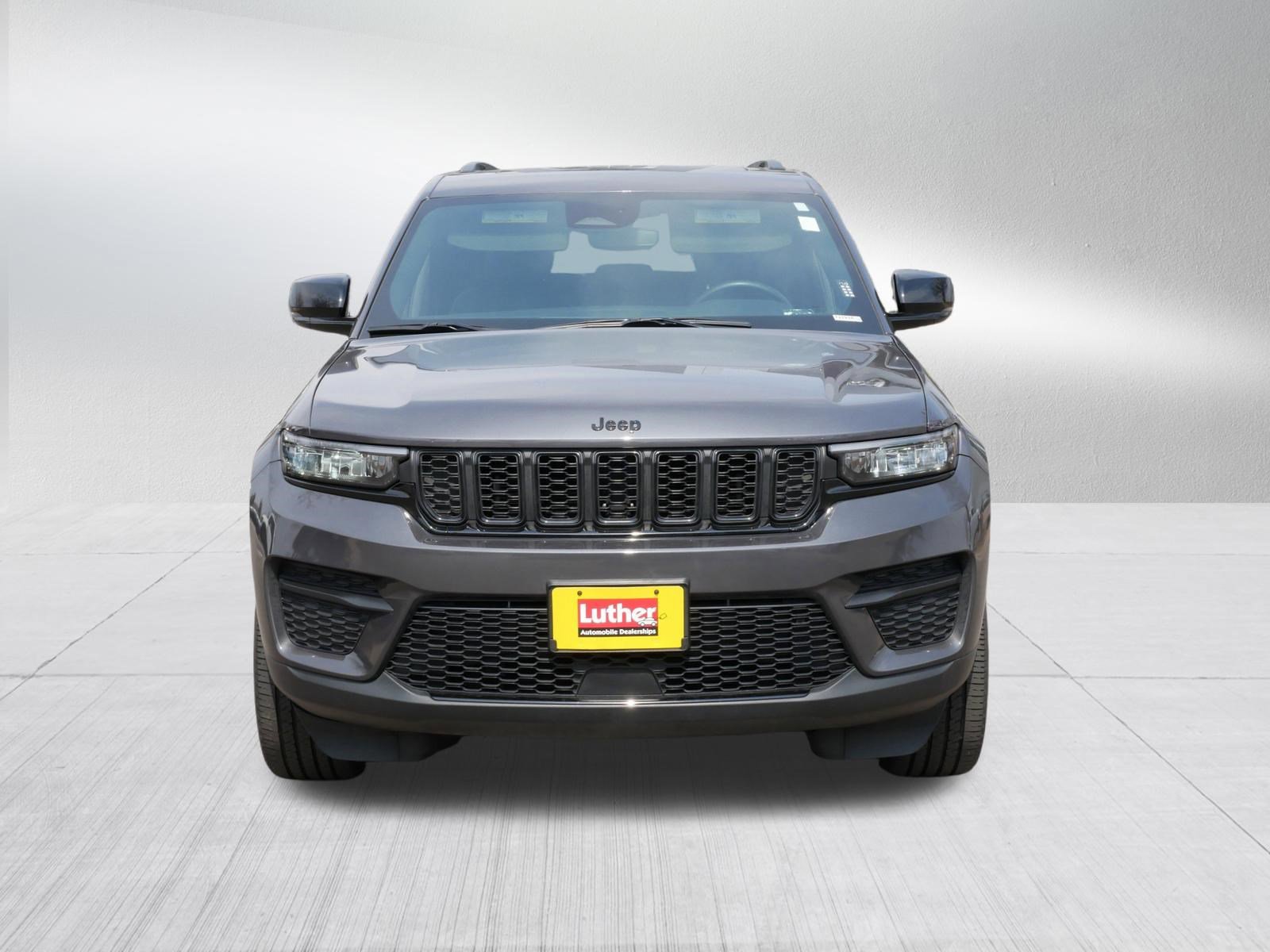 Used 2022 Jeep Grand Cherokee Altitude image 2