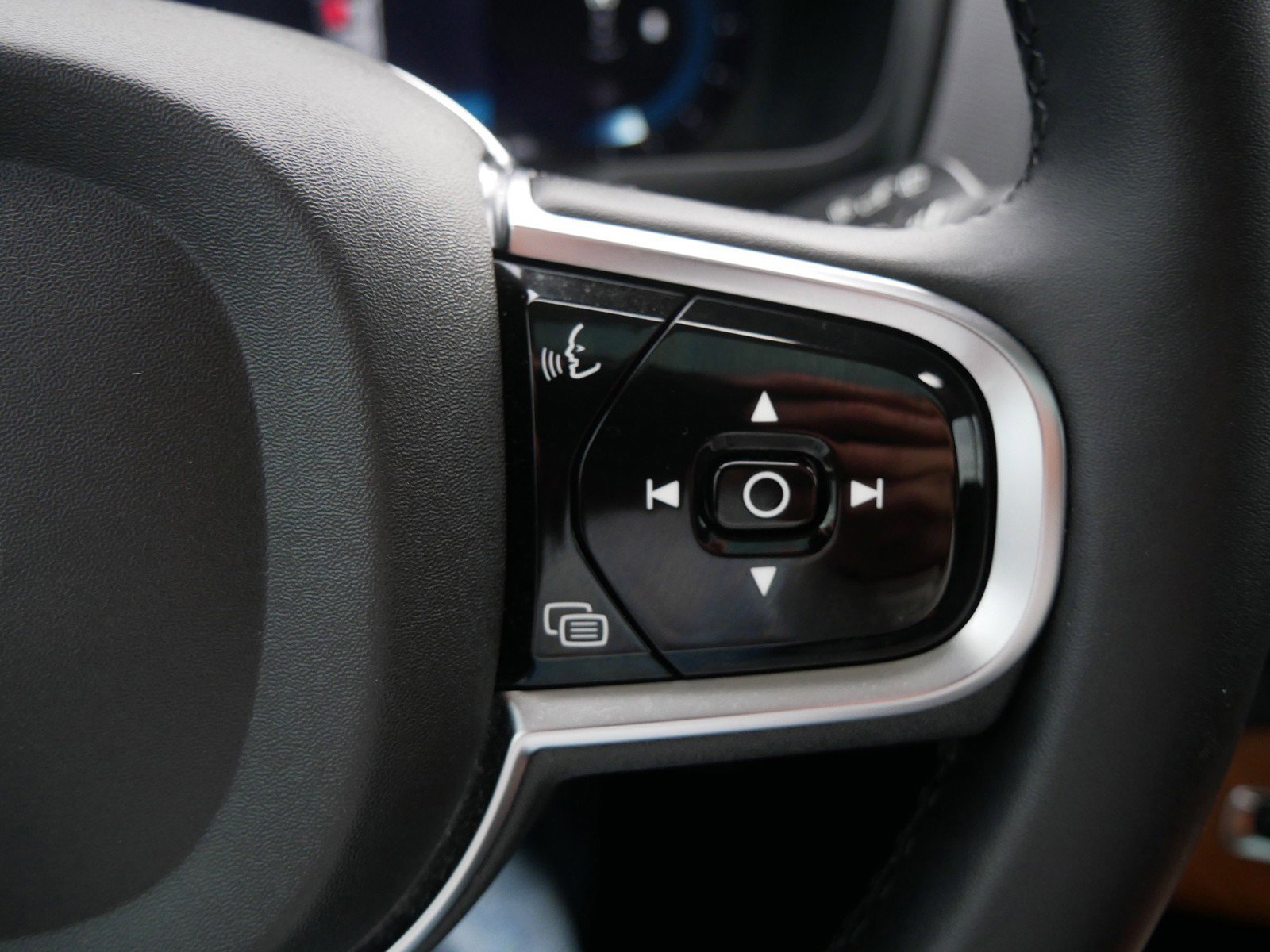 Certified 2024 Volvo XC90 B6 Core w/ Climate Package image 27