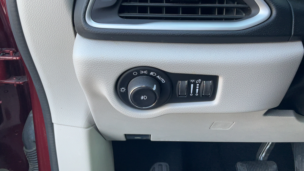 Used 2019 Chrysler Pacifica Touring Plus w/ Cold Weather Group FWD image 31