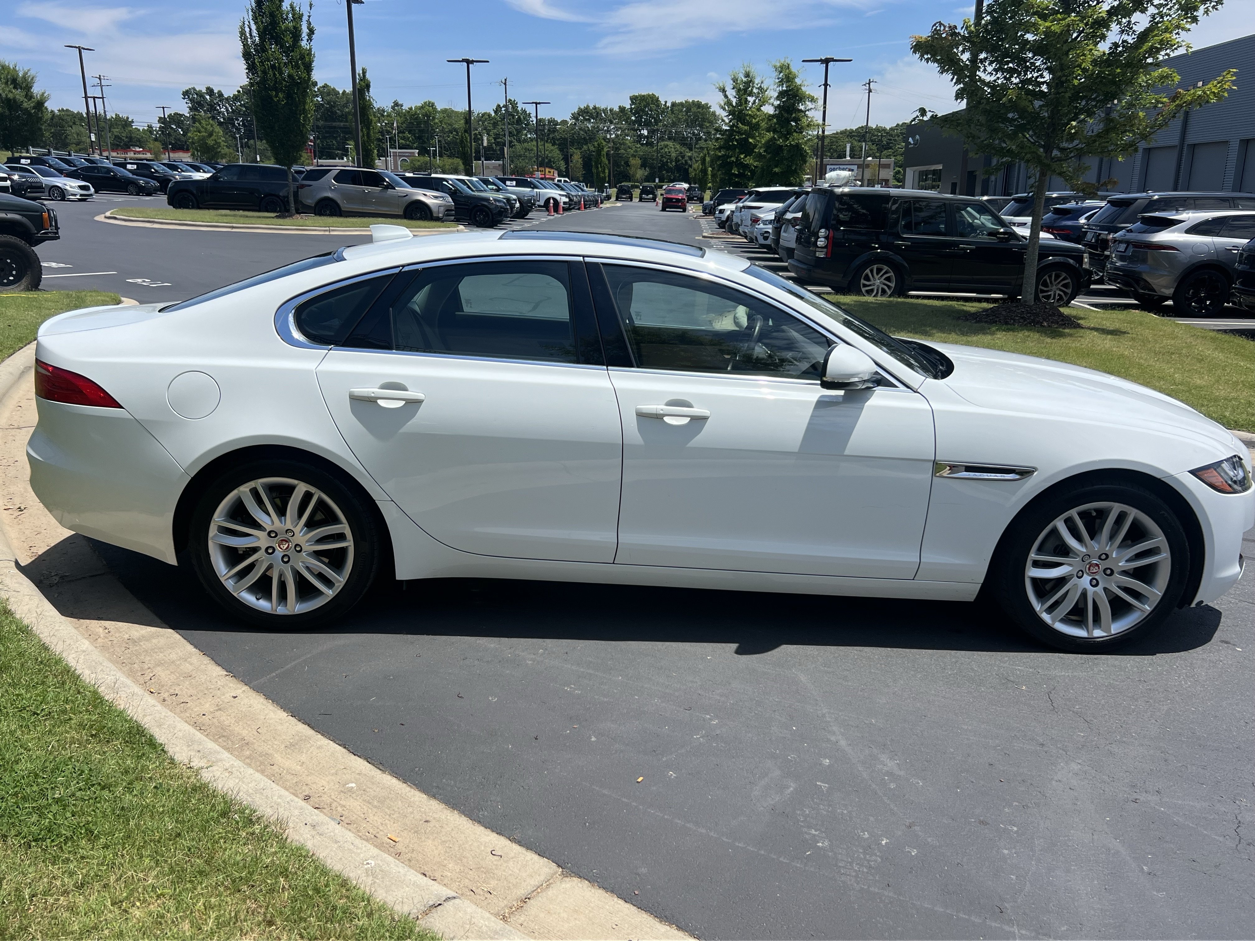 Used 2017 Jaguar XF Prestige RWD image 10
