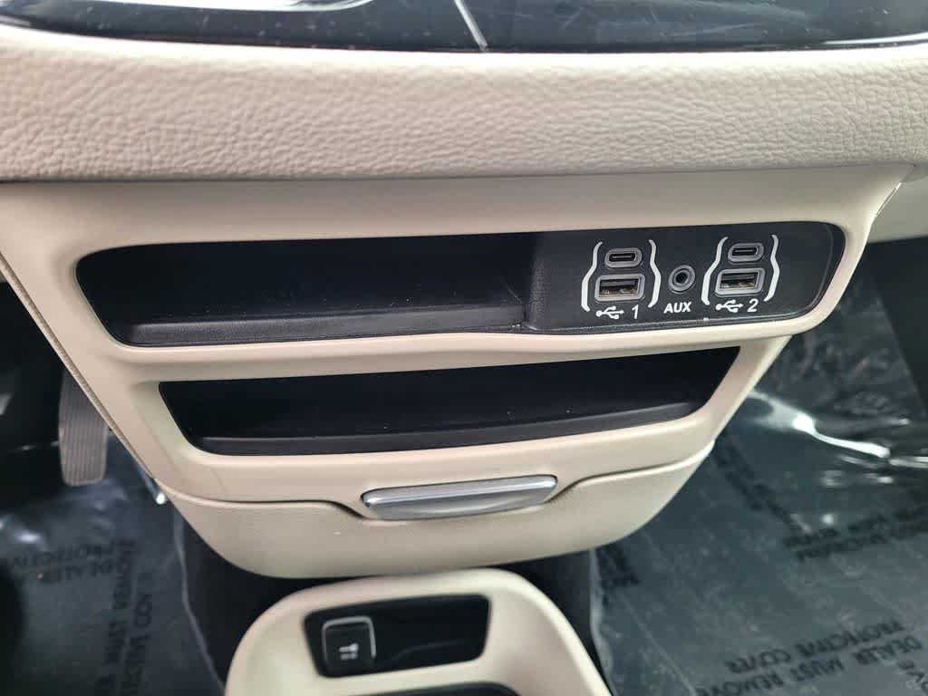 Used 2023 Chrysler Pacifica Touring-L FWD image 17
