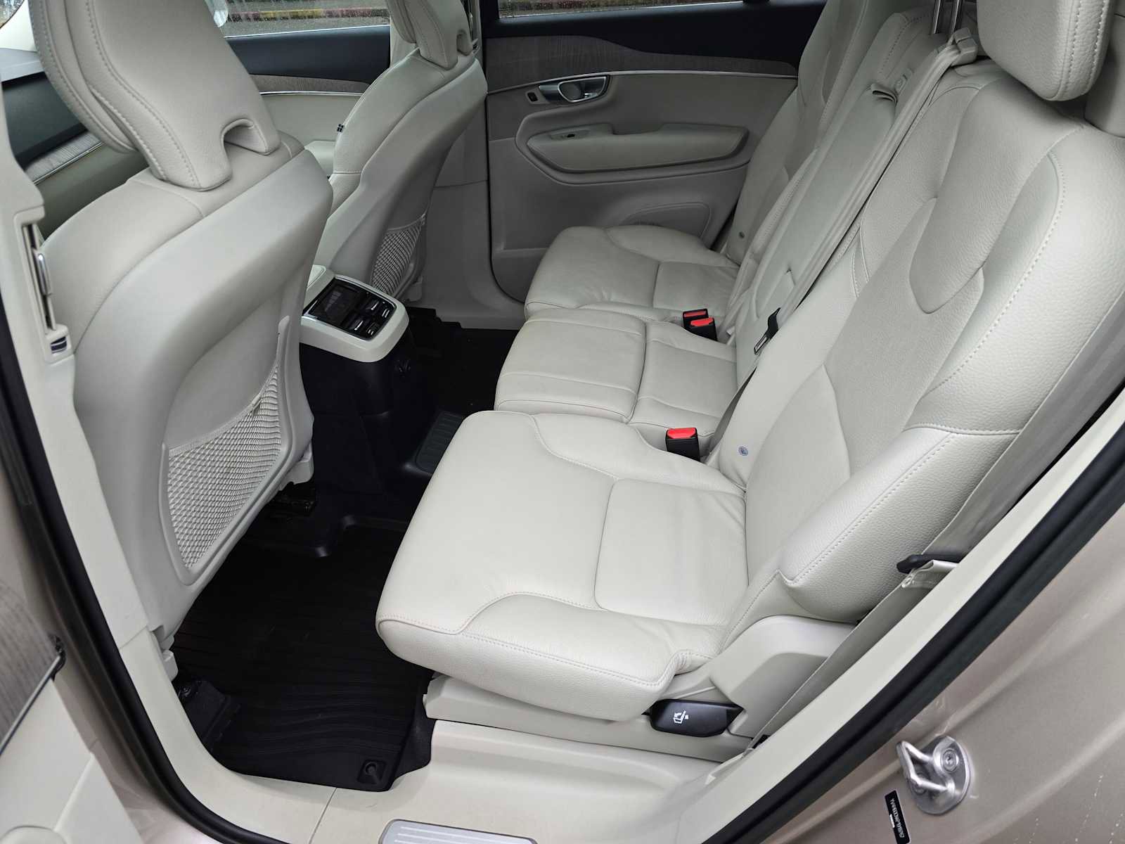 Certified 2023 Volvo XC90 T8 Plus w/ Protection Package Premier image 16