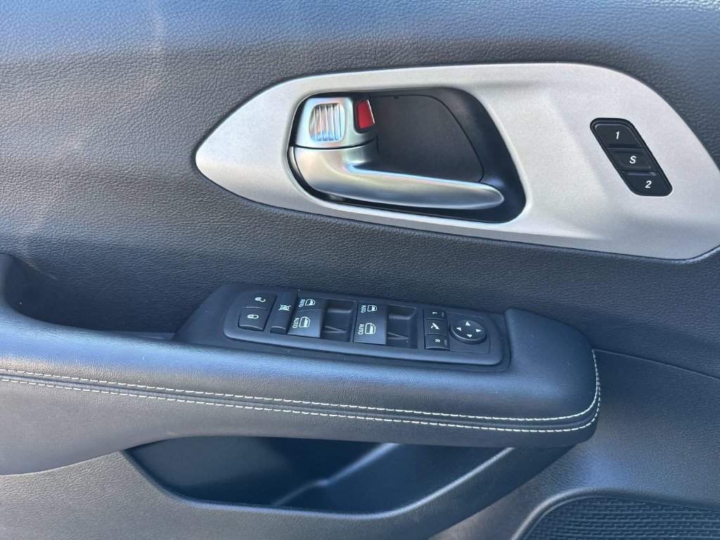 Used 2025 Chrysler Pacifica Limited FWD image 11