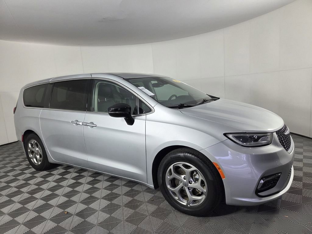 Certified 2024 Chrysler Pacifica Limited image 32