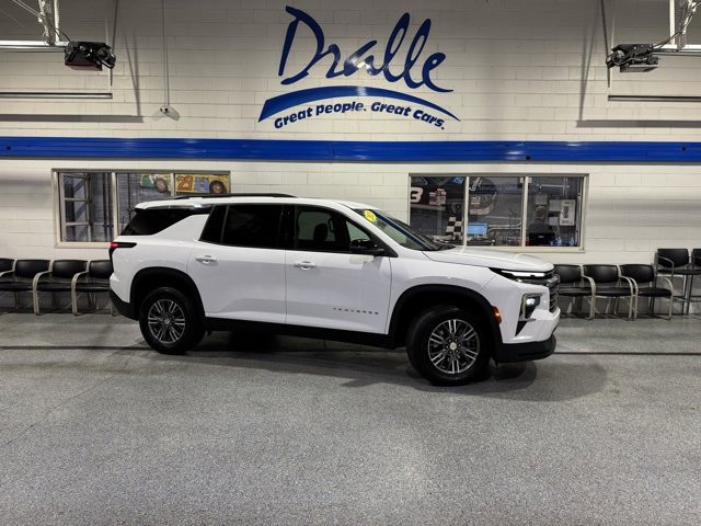 Used 2025 Chevrolet Traverse LT image 1