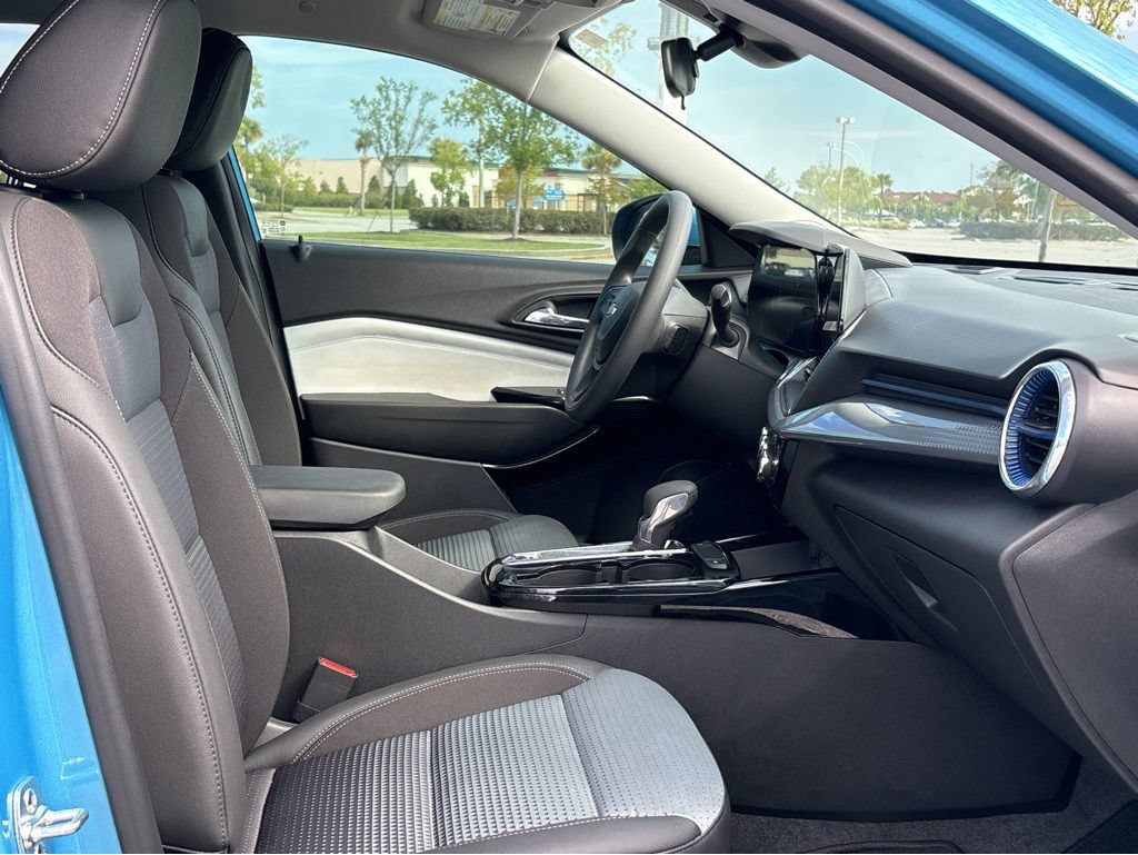 Used 2025 Chevrolet Trax LT FWD image 26