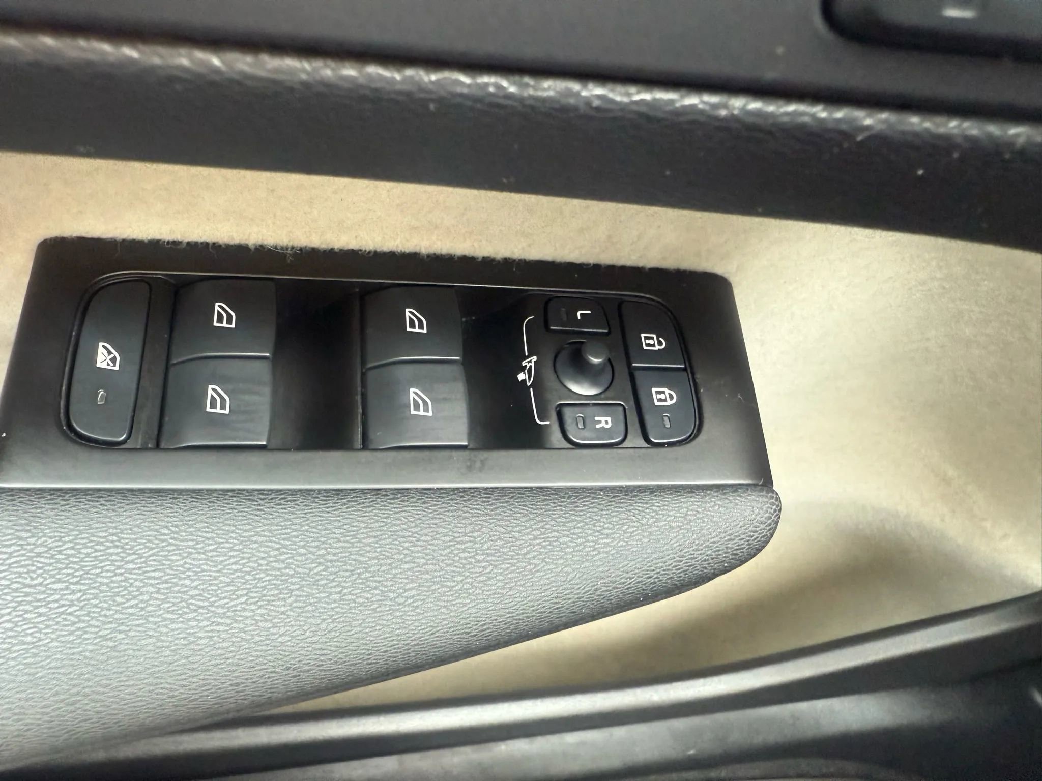 Used 2022 Volvo XC40 T5 Momentum image 22