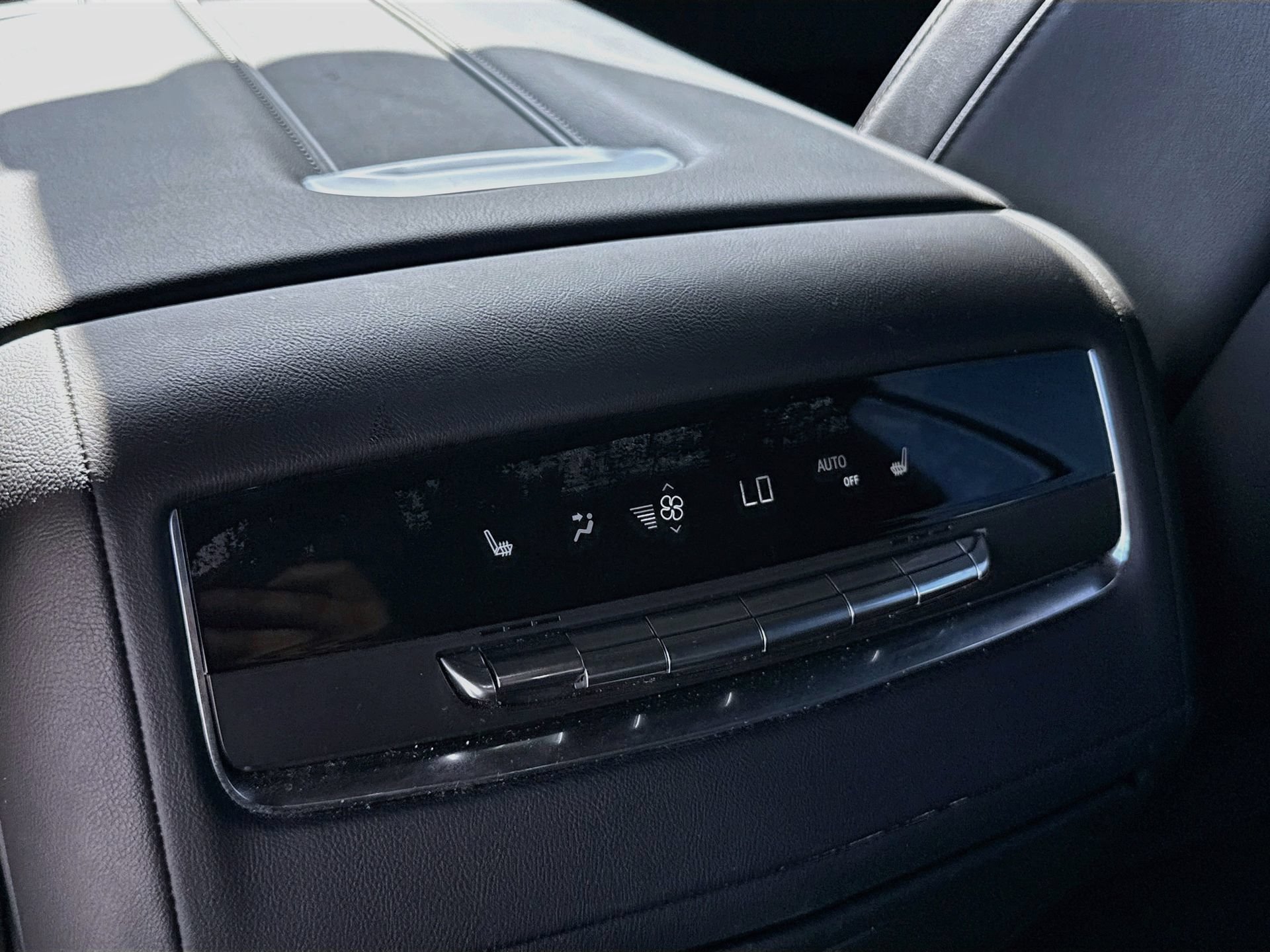 Used 2024 Cadillac Escalade Luxury AWD/4WD image 21