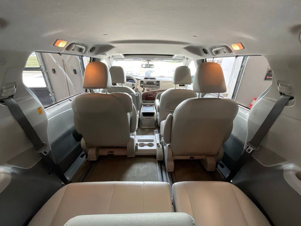 Used 2012 Toyota Sienna XLE image 23