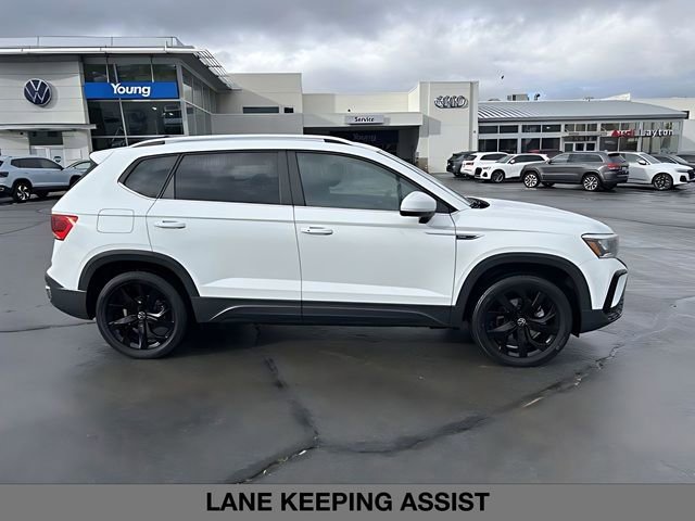 Used 2023 Volkswagen Taos SE w/ Panoramic Sunroof Package image 2