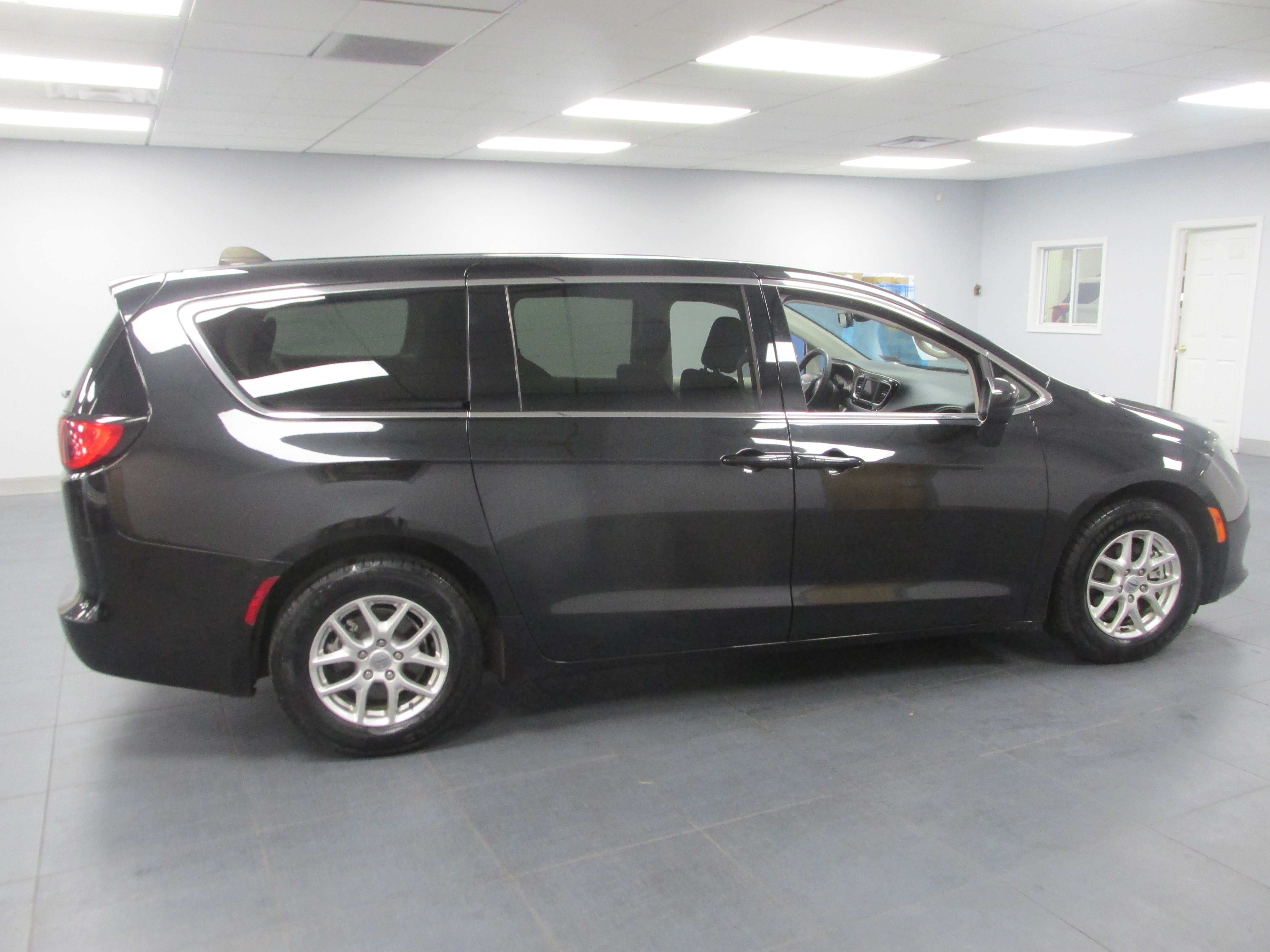 Used 2023 Chrysler Voyager LX FWD image 4