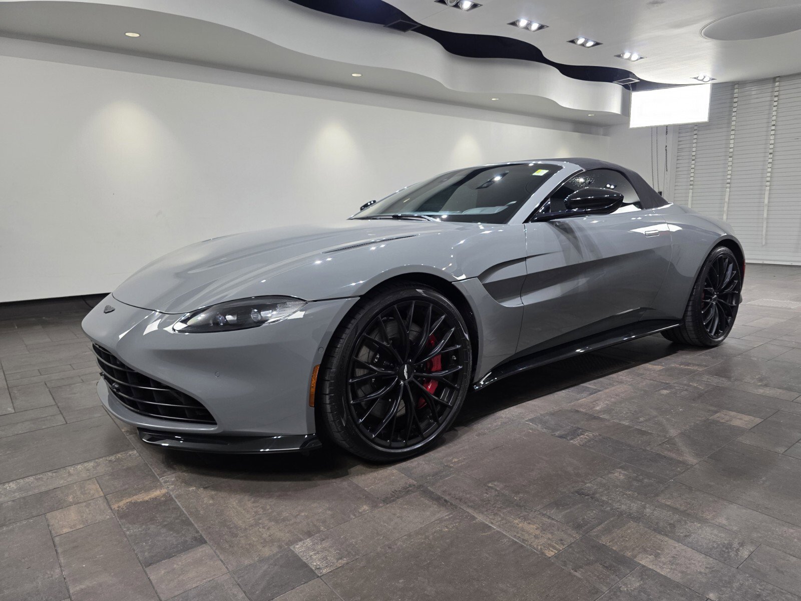 Used 2023 Aston Martin V8 Vantage Roadster image 25