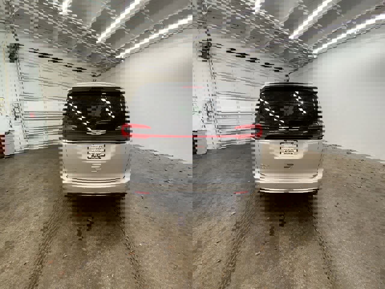 Used 2024 Chrysler Pacifica Touring-L image 5