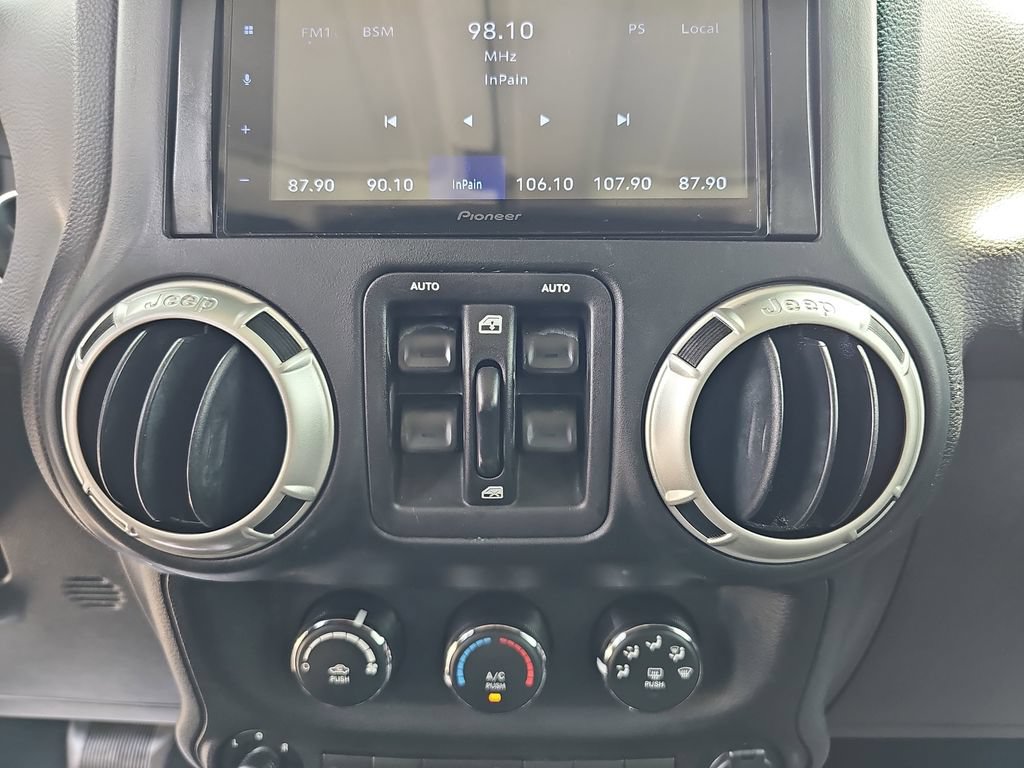 Used 2018 Jeep Wrangler Unlimited Sahara w/ Connectivity Group AWD/4WD image 26