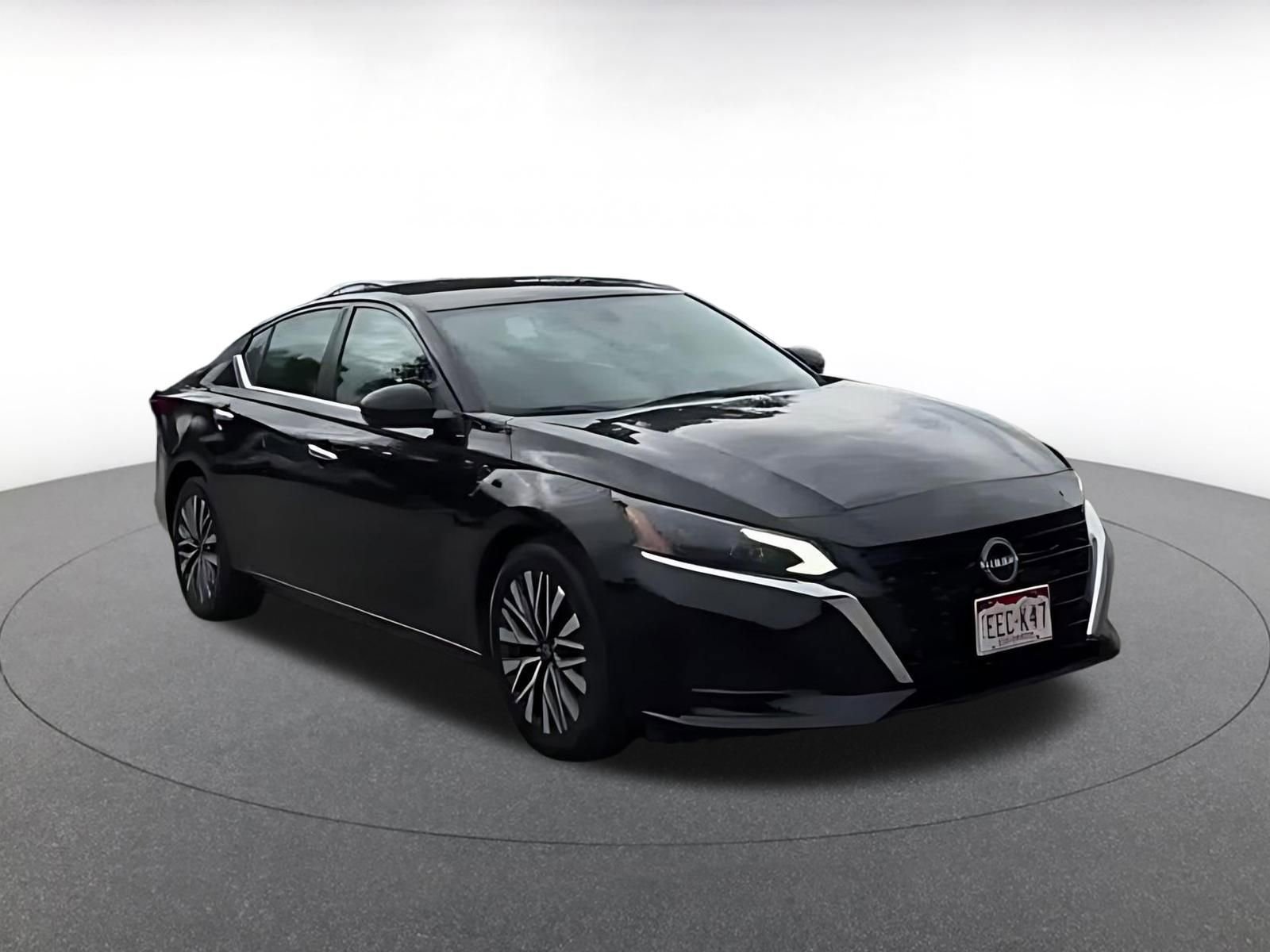 Used 2025 Nissan Altima 2.5 SV FWD image 2