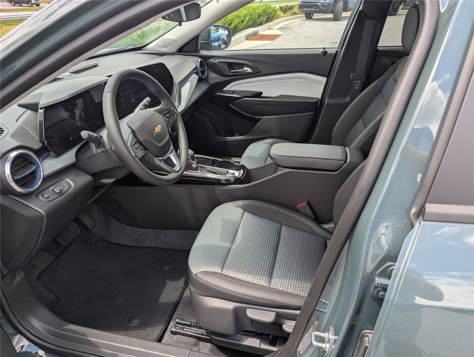 New 2026 Chevrolet Trax LT w/ LT Convenience Package FWD image 10