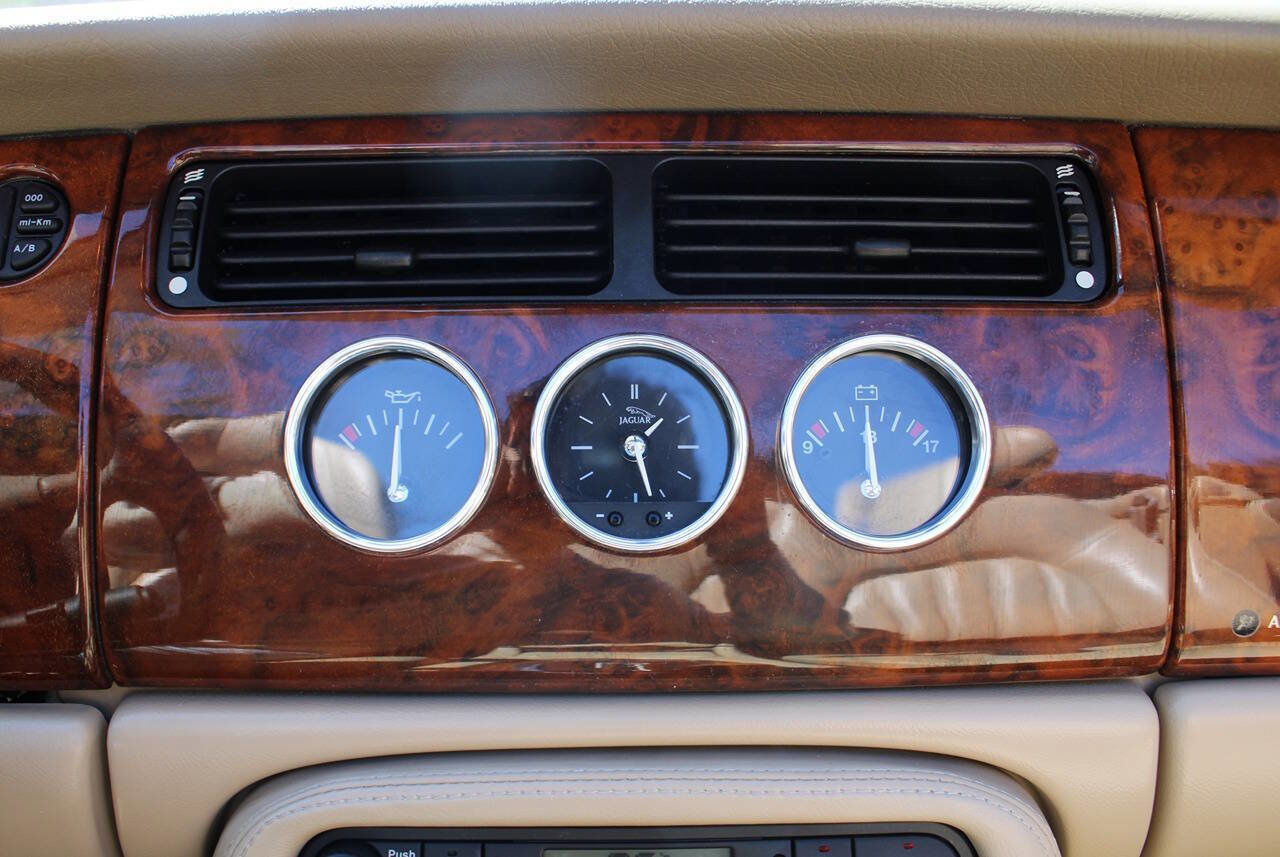 Used 2004 Jaguar XK8 Convertible image 19