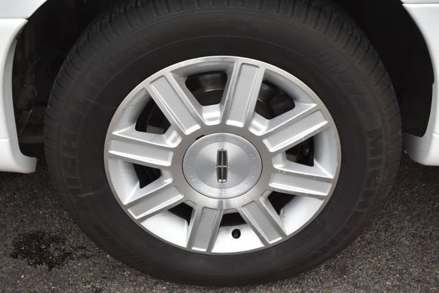 Used 2008 Lincoln Town Car Executive RWD image 48