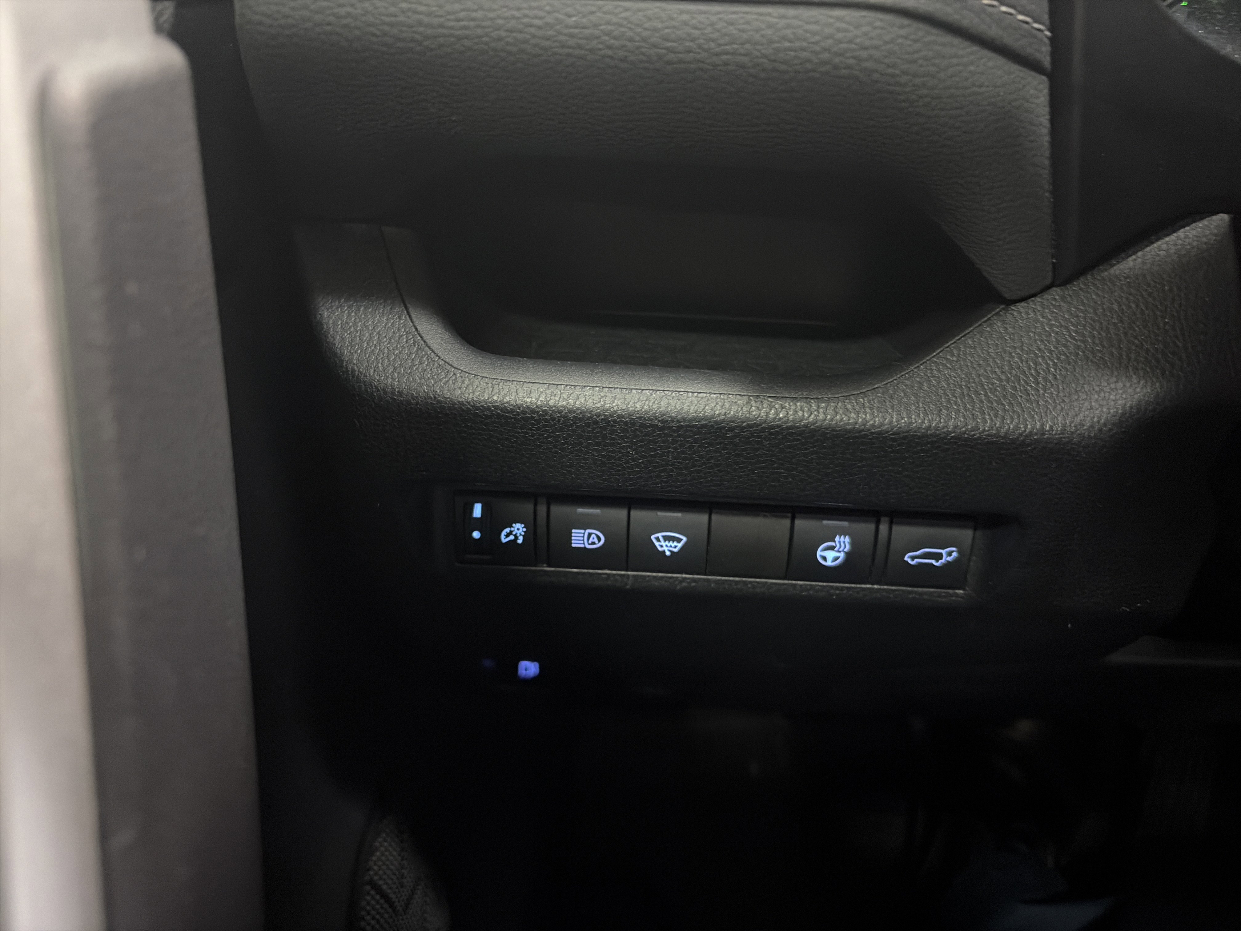 Used 2022 Toyota RAV4 XLE Premium image 19