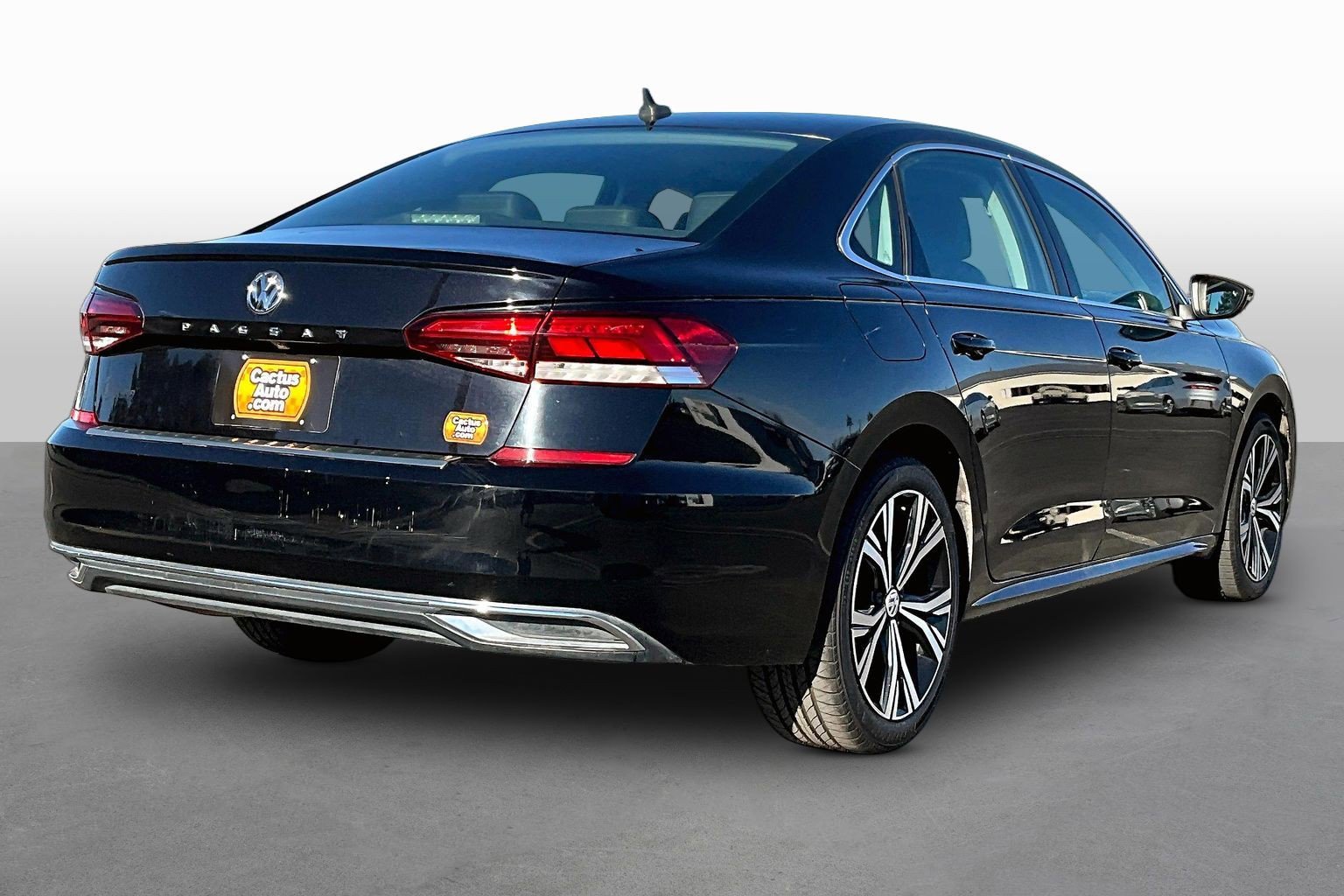 Used 2021 Volkswagen Passat 2.0T SE FWD image 2