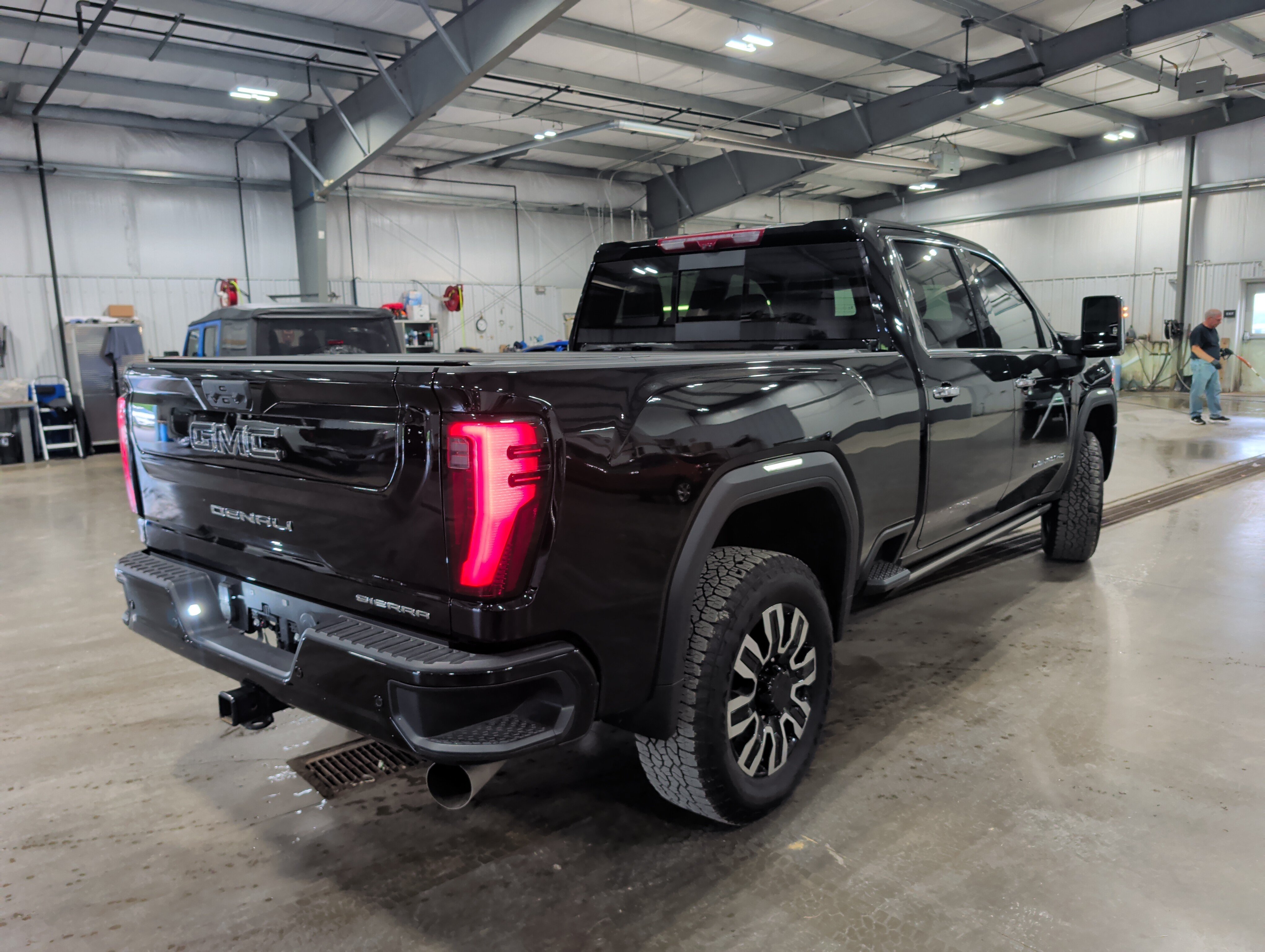 Used 2025 GMC Sierra 2500 Denali Ultimate AWD/4WD image 3