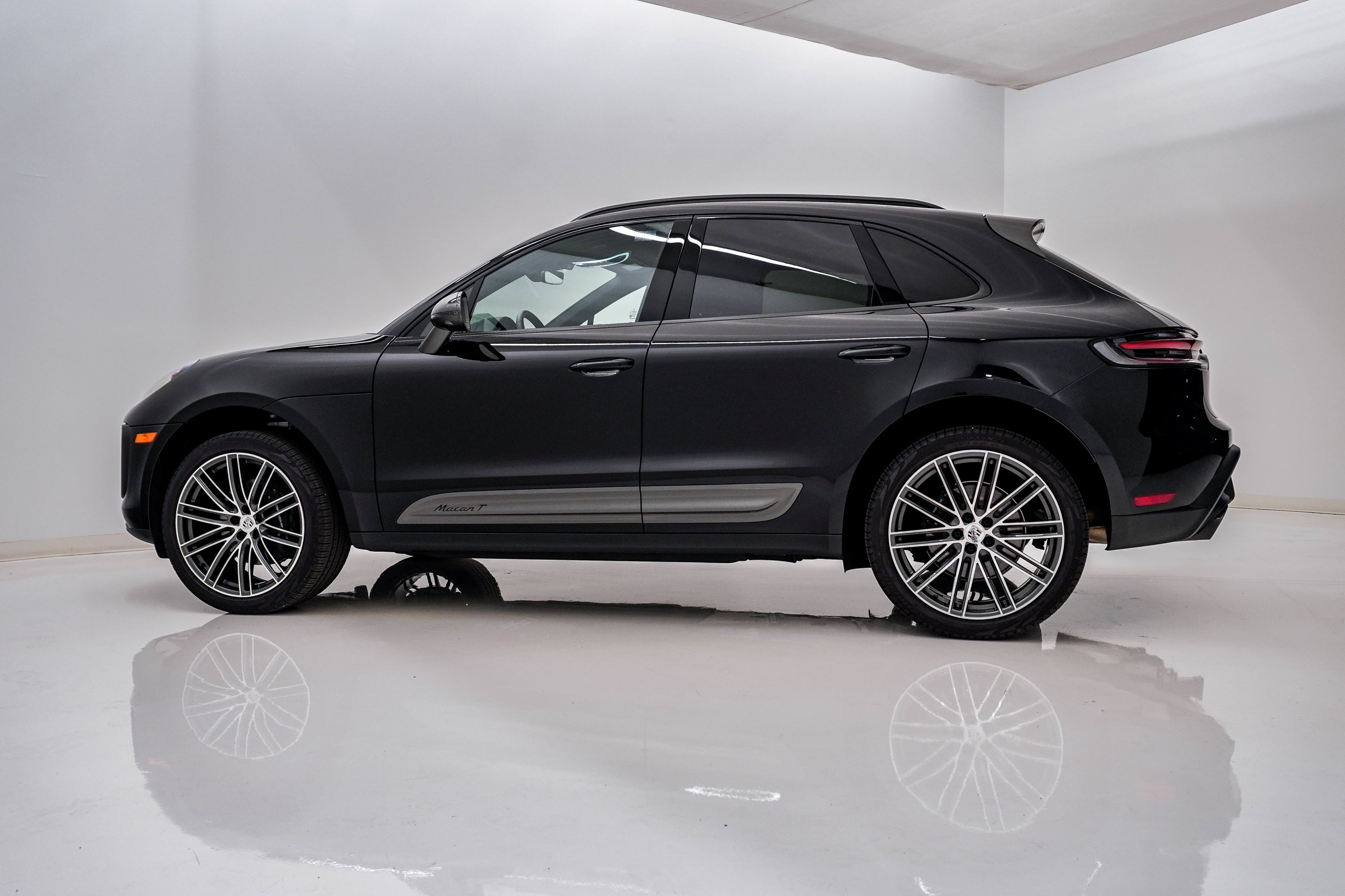 Certified 2026 Porsche Macan Turbo AWD/4WD image 2