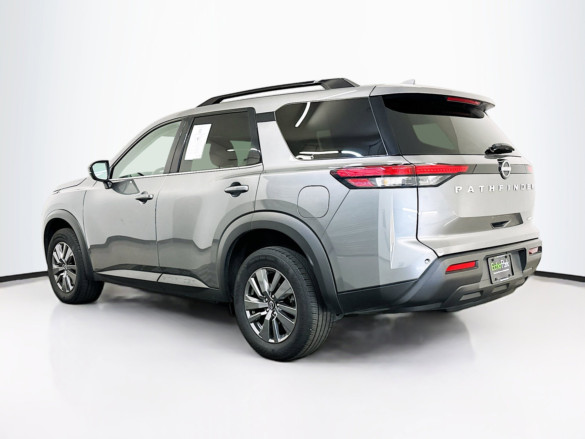 Used 2025 Nissan Pathfinder SV image 5