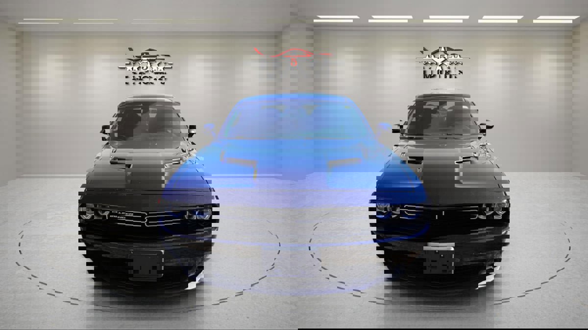 Used 2015 Dodge Challenger SXT RWD image 5