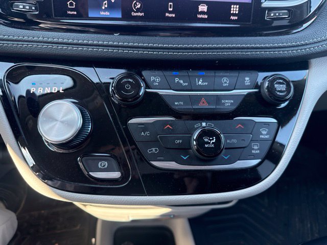 Used 2023 Chrysler Pacifica Touring-L AWD/4WD image 19