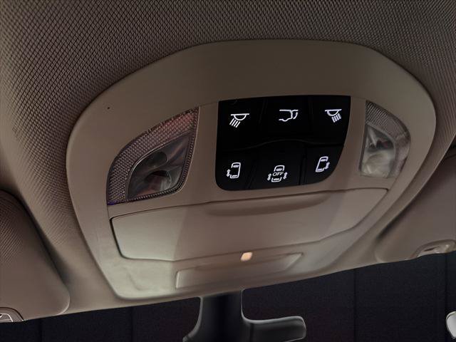 Used 2024 Chrysler Pacifica Limited FWD image 28