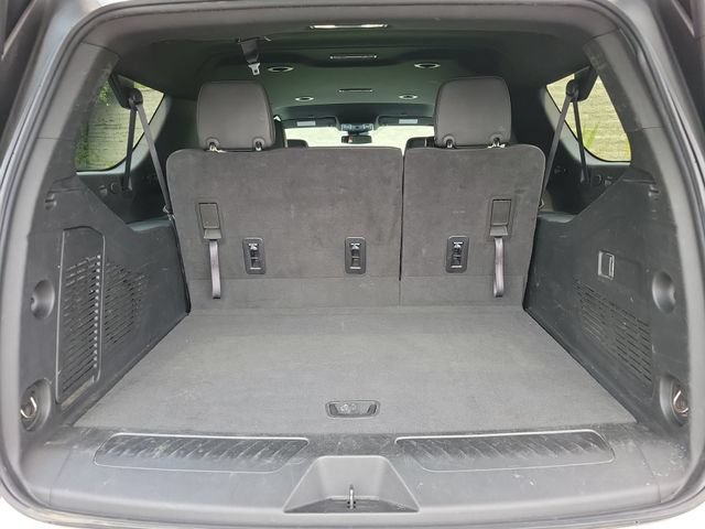 Used 2024 Chevrolet Suburban LT RWD image 18