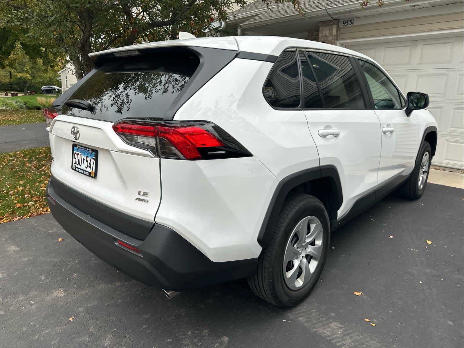 Used 2024 Toyota RAV4 LE AWD/4WD image 3