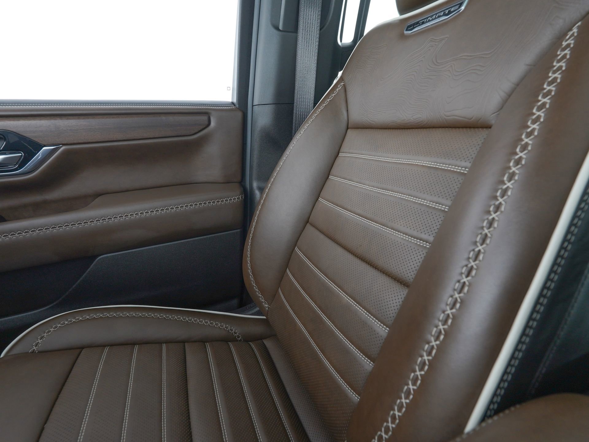 Used 2025 GMC Yukon Denali Ultimate w/ LPO, Floor Liner Package AWD/4WD image 28