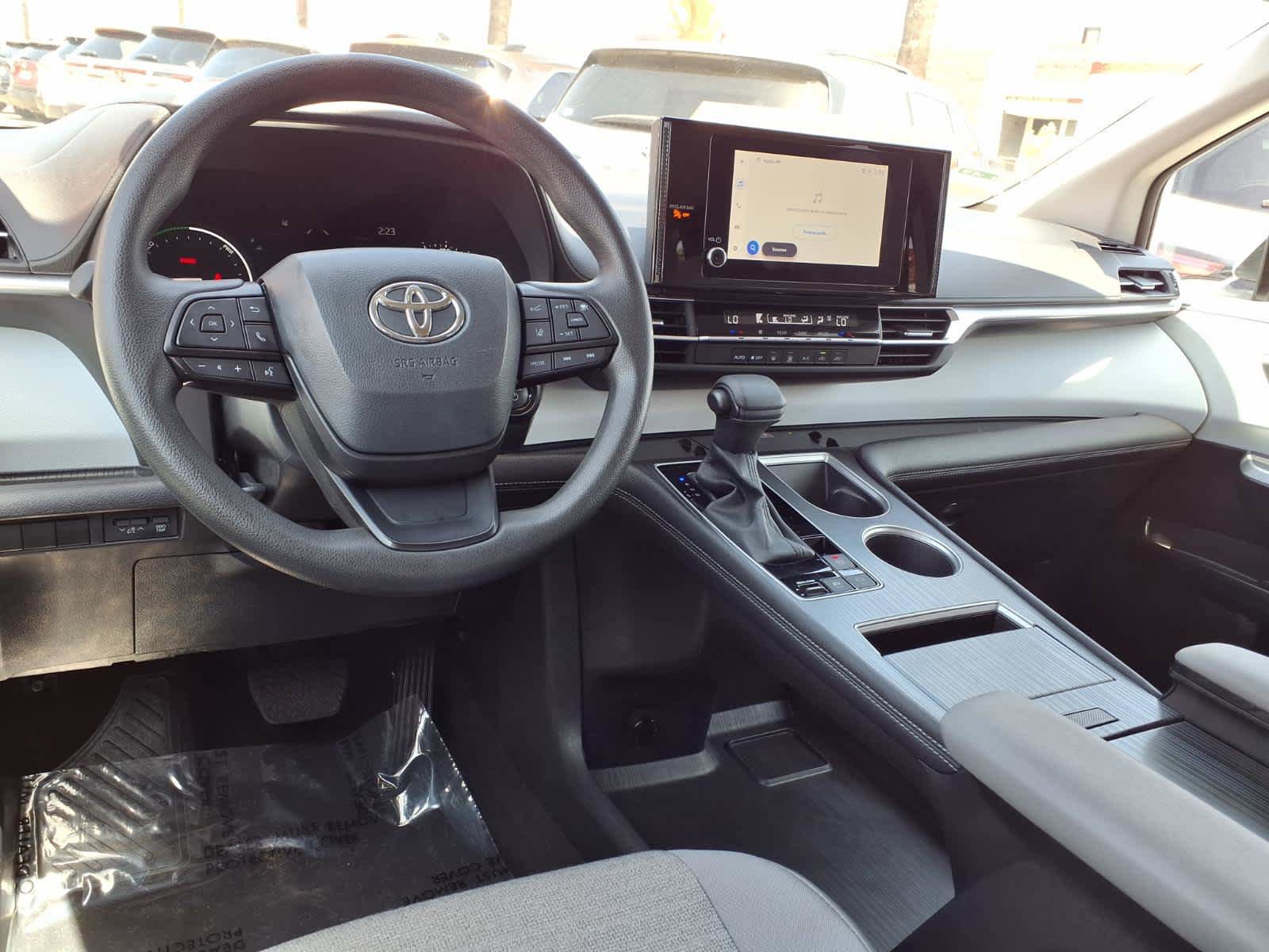 Certified 2025 Toyota Sienna LE FWD image 9