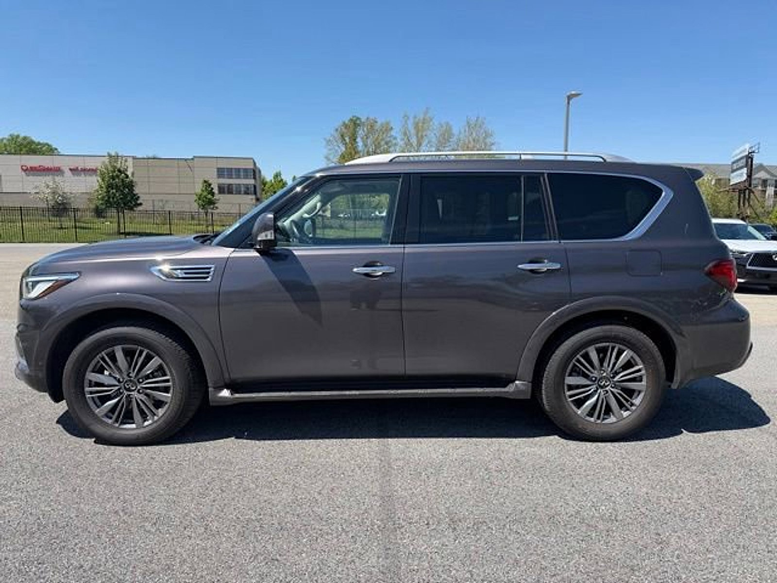 Used 2023 INFINITI QX80 Luxe w/ Cargo Package AWD/4WD image 4