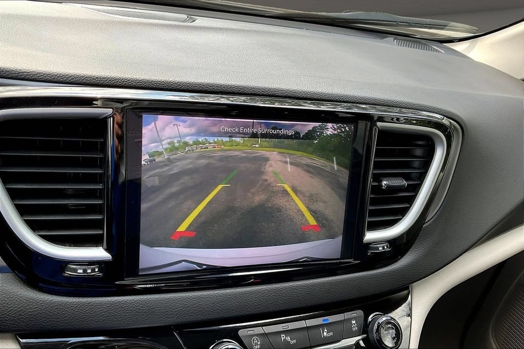 Used 2024 Chrysler Pacifica Touring-L FWD image 17