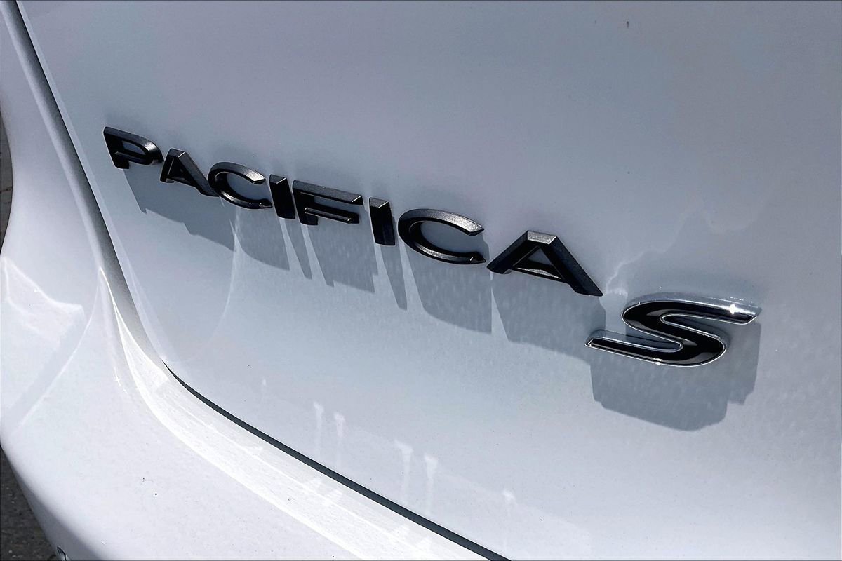Used 2022 Chrysler Pacifica Limited w/ Uconnect Theater Family Group FWD image 7