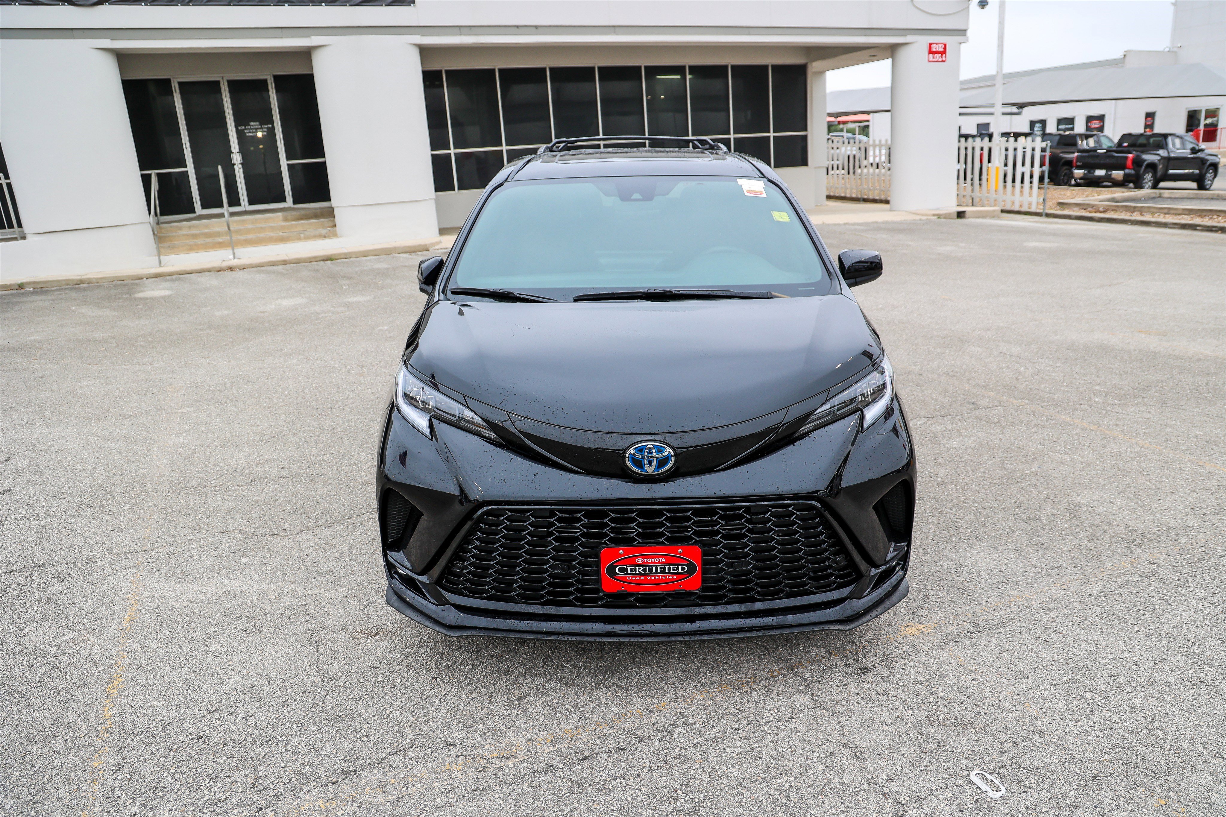 Used 2025 Toyota Sienna XSE w/ XSE Plus Package FWD image 4