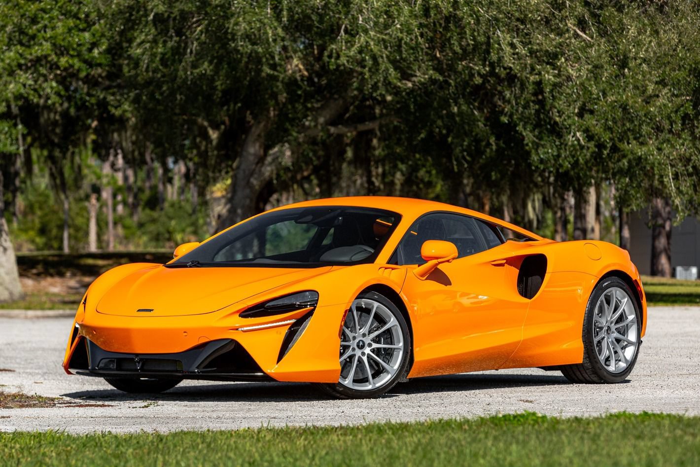 Used 2024 McLaren Artura RWD image 6