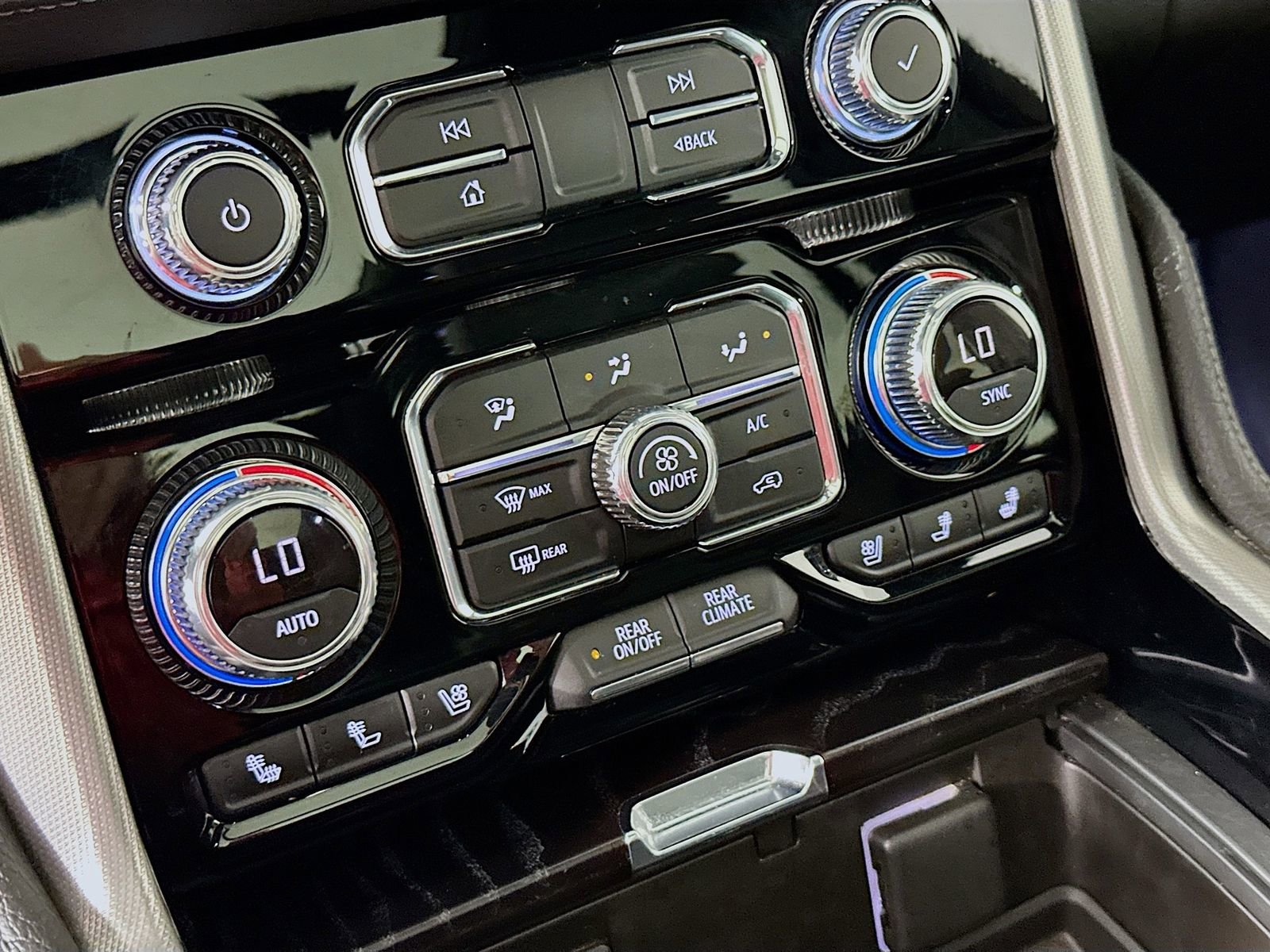 Used 2021 GMC Yukon Denali w/ Denali Premium Package AWD/4WD image 16