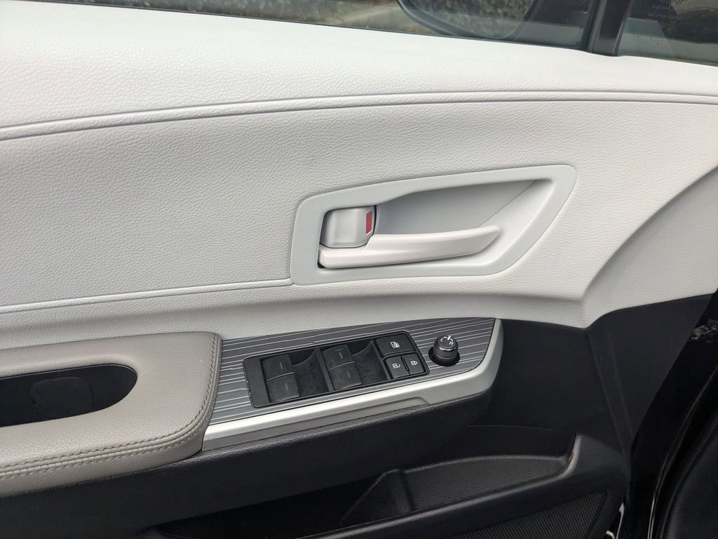 Used 2025 Toyota Sienna LE image 23