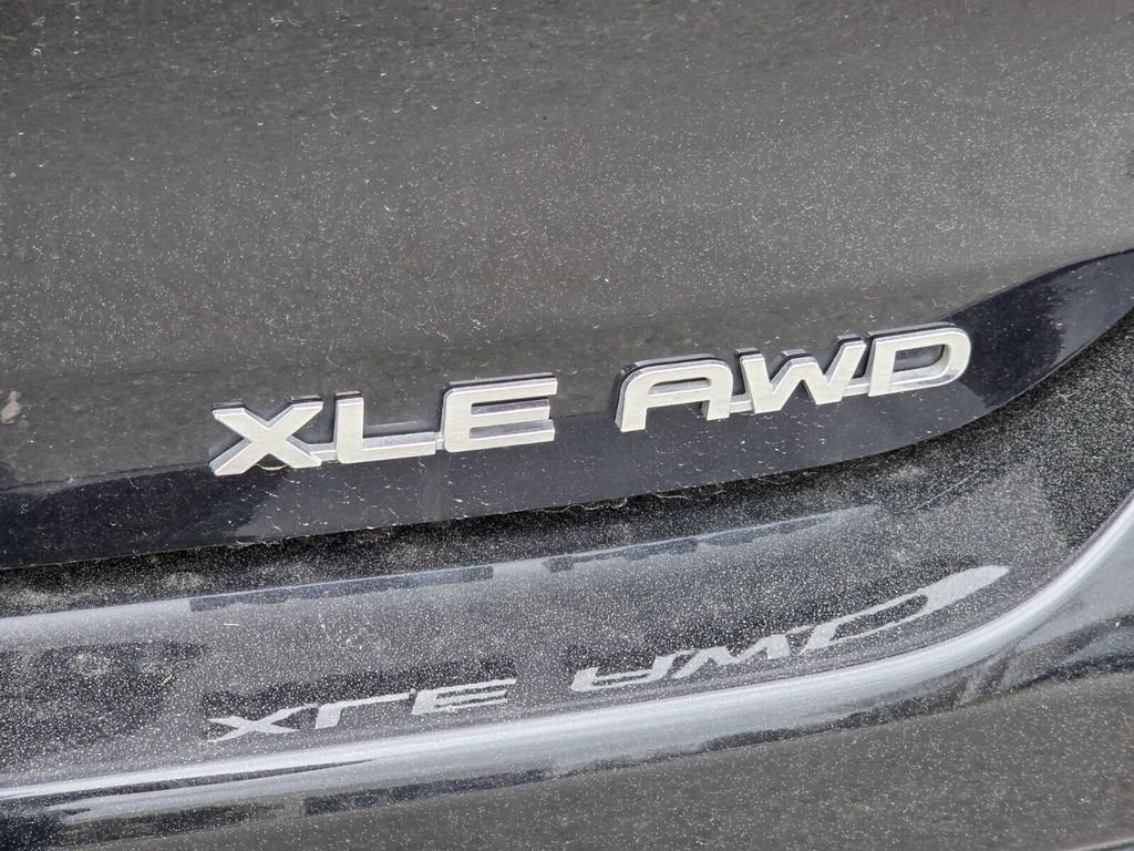 Used 2025 Toyota Highlander XLE image 11