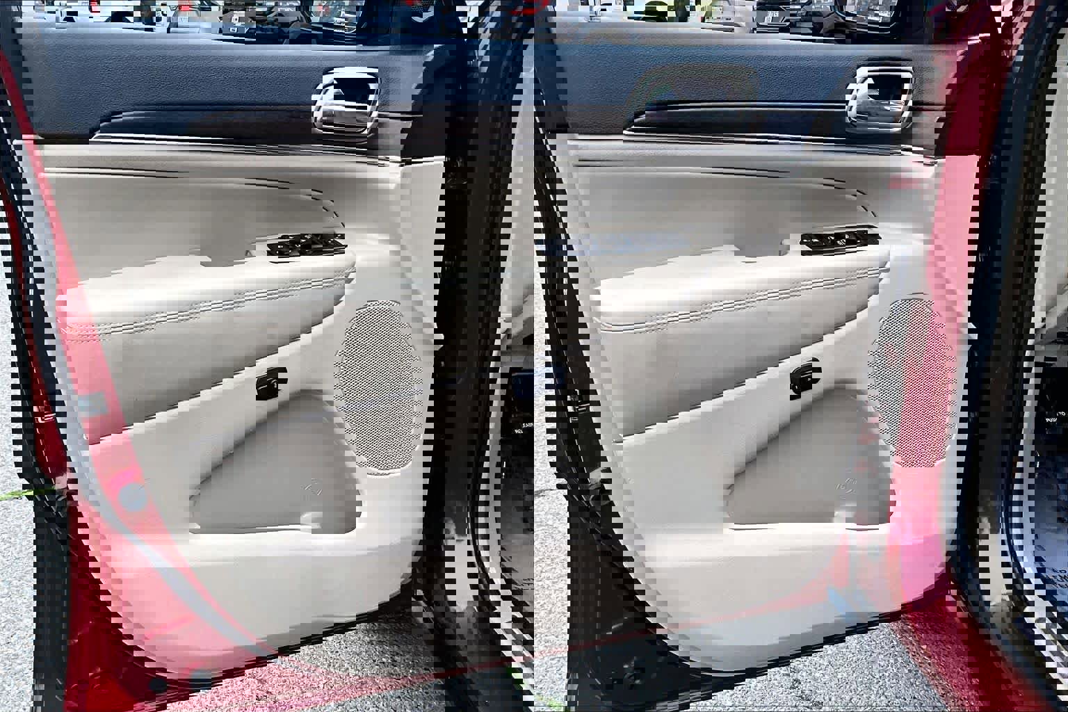 Used 2015 Jeep Grand Cherokee Limited w/ Luxury Group II image 21