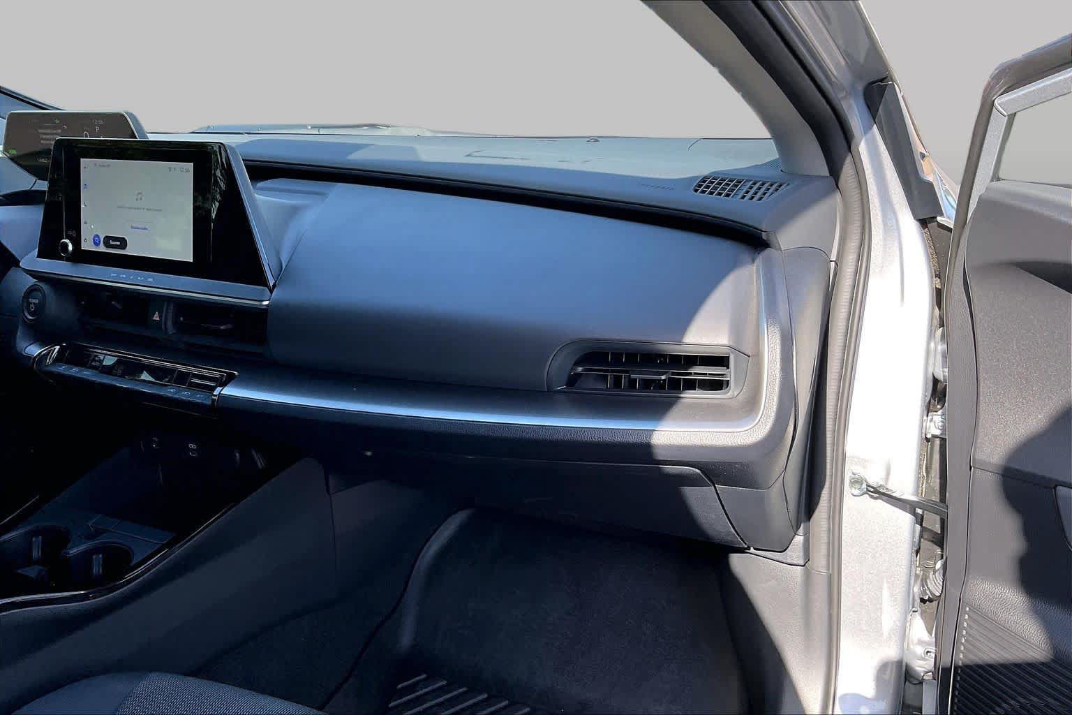 Certified 2025 Toyota Prius LE FWD image 18