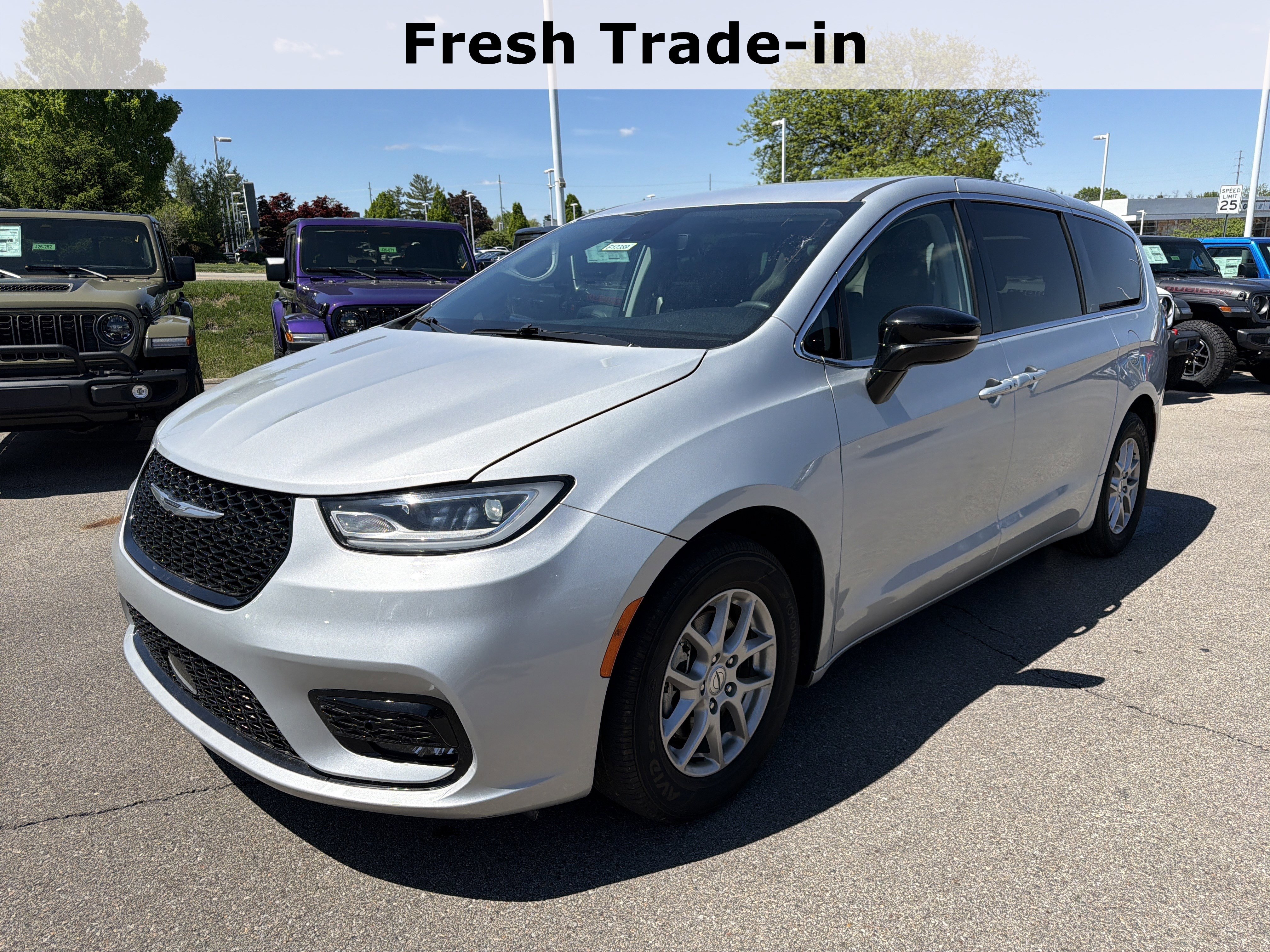 Used 2024 Chrysler Pacifica Touring-L FWD image 4
