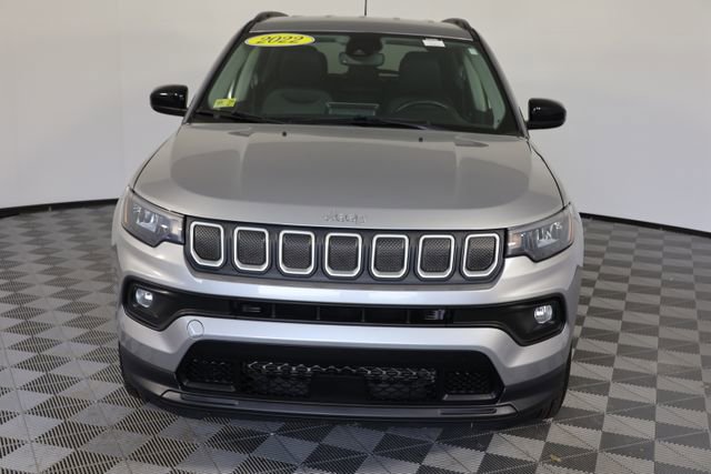 Used 2022 Jeep Compass Latitude w/ Convenience Group AWD/4WD image 3