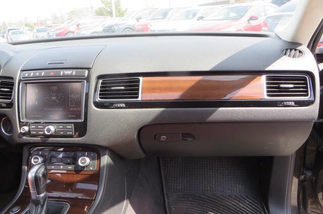 Used 2016 Volkswagen Touareg Sport AWD/4WD image 31